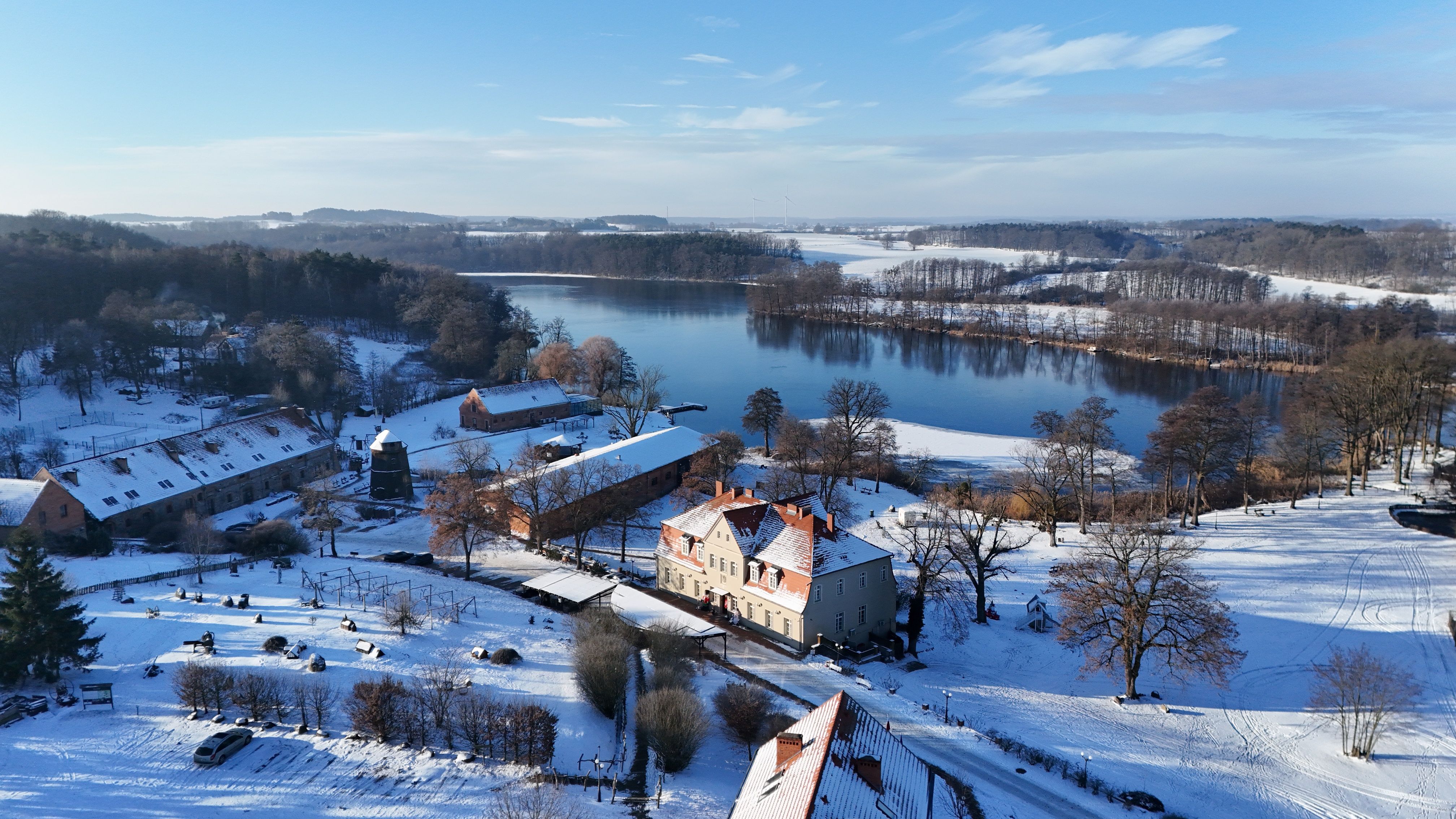 Zimowy wypoczynek nad jeziorem